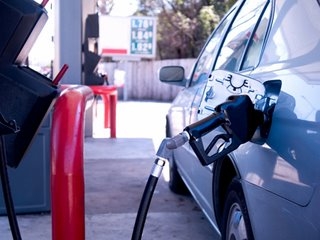 Bajan los precios de la mayoría de los combustibles