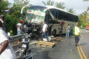 Patana choca autobús de excursión escolar y deja once heridos en Samaná