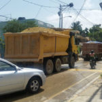 Residentes en “El Edén” de Villa Mella se quejan porque vehículos pesados dañan sus calles y llenan de polvos las viviendas