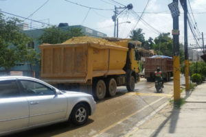 Residentes en “El Edén” de Villa Mella se quejan porque vehículos pesados dañan sus calles y llenan de polvos las viviendas