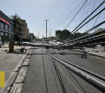 Conductor de patana arrasa con al menos siete postes del tendido eléctrico en Autopista San Isidro