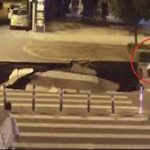 Vídeo: Motorista circula mirando su celular y se cae por un socavón