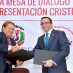 Andrés Navarro firma acuerdo para que 134 colegios evangélicos pasen al sector público