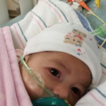 “Astrid abrió los ojos y se asombró al ver uno de sus juguetes”, dijo un pariente de la pequeña