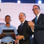 Gobierno inicia República Digital Educación con entrega de laptops a cientos de estudiantes