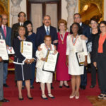 Presidente Medina impone medalla a la excelencia magisterial a cuatro maestras y dos centros educativos