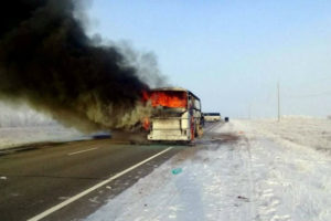 Más de 50 muertos en el incendio de un autobús de pasajeros en Kazajistán