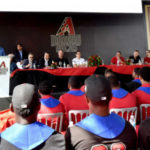 Andrés Navarro exhorta a jóvenes peloteros a prepararse también para el juego de la vida