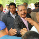 Danilo Medina lleva apoyo a productores de aguacate de Tamboril