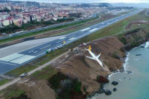 Un avión turco con 162 pasajeros cae por un acantilado sin que haya heridos