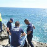 Joven de 24 años se lanza al mar junto a su hijo de cuatro