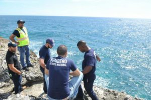 Joven de 24 años se lanza al mar junto a su hijo de cuatro