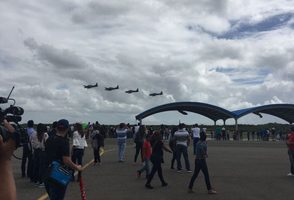 Cientos de personas asisten a show aéreo por 70 aniversario de la FARD