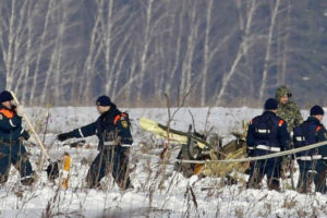 Rusia busca restos de 71 personas que iban en avión estrellado