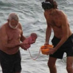 Momento increíble: Turista da a luz bañándose en el Mar Rojo