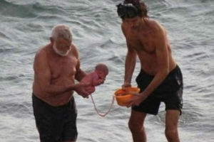 Momento increíble: Turista da a luz bañándose en el Mar Rojo