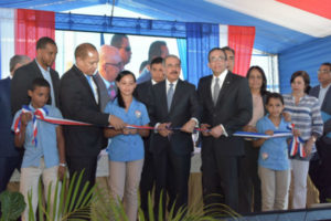 Presidente Danilo Medina entrega dos nuevos centros educativos en La Vega