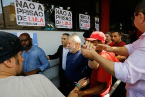 Lula participa en una misa por su difunta esposa antes de su eventual entrega a la justicia