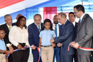 Presidente Medina entrega moderno centro educativo en Villa Mella