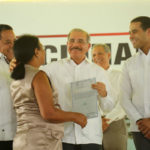 Gobierno entrega 923 títulos definitivos a familias Villa Altagracia