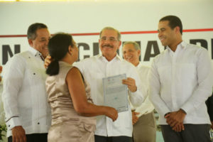 Gobierno entrega 923 títulos definitivos a familias Villa Altagracia