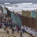 Cientos de indocumentados centroamericanos se manifiestan en frontera entre México y EEUU