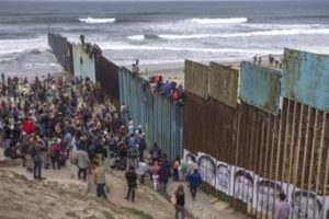 Cientos de indocumentados centroamericanos se manifiestan en frontera entre México y EEUU