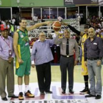 Dr. Julio Hazim realiza saque de honor en partido entre San Carlos y Rafael Barias