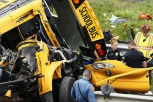 EE.UU: Al menos dos muertos y 45 heridos en accidente de bus escolar