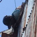 Hombre muere electrocutado mientras clavaba zinc en Bávaro