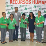 Lotería Nacional entrega más de 420 lentes a empleados de la institución