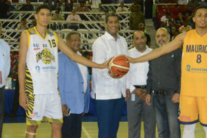 Peña Tavárez hace saque de honor del último juego torneo Baloncesto Superior Distrito Nacional