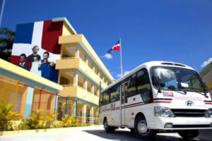 Revolución Educativa del Presidente Medina sigue beneficiando familias con entrega de Autobuses Escolares