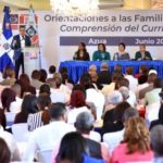 Navarro empodera a las familias entregando el Nuevo Currículo Escolar