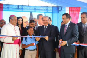 Presidente Medina entrega una escuela primaria y dos estancias infantiles en Puerto Plata