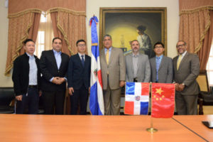 Ministro Miguel Mejía recibe representantes de constructora China CSCEC