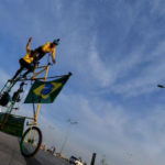 El hincha brasileño con la bicicleta más grande y la más pequeña del mundo