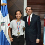 Navarro reconoce estudiante dominicana gana bronce en Olimpiadas de Matemática
