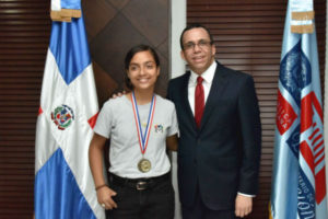 Navarro reconoce estudiante dominicana gana bronce en Olimpiadas de Matemática