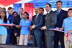 Presidente Medina entrega dos modernos centros educativos en provincia La Vega