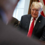 Asediado, Trump firma decreto para dejar de separar familias migrantes