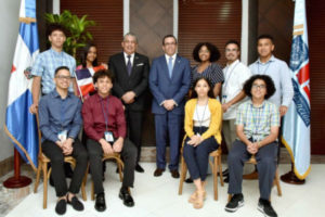 Navarro recibe estudiantes meritorios de origen dominicano residentes en Nueva York
