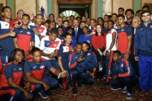 Medina entrega Bandera Nacional a atletas que participarán en Juegos Centroamericanos y del Caribe de Barranquilla, Colombia