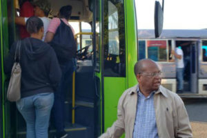 Pasajeros se transportan con normalidad, pese a marcha de choferes