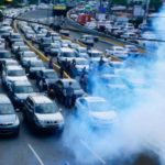 Policía lanza bomba lacrimógena para dispersar pasajeros en la 27 de Febrero