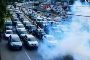 Policía lanza bomba lacrimógena para dispersar pasajeros en la 27 de Febrero