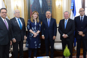 Presidente Medina recibe en su despacho a la presidente del Consejo Mundial de Viajes y Turismo, Gloria Guevara