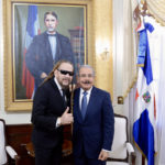 Presidente Medina recibe al merenguero Toño Rosario en su despacho del Palacio Nacional