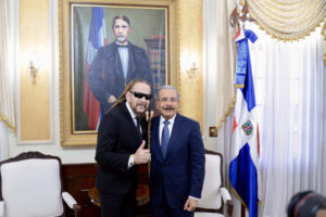Presidente Medina recibe al merenguero Toño Rosario en su despacho del Palacio Nacional