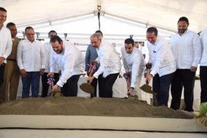 Presidente Medina da primer palazo para construcción de nuevas obras en Puerto de Puerto Plata; inversión asciende a US$125 millones